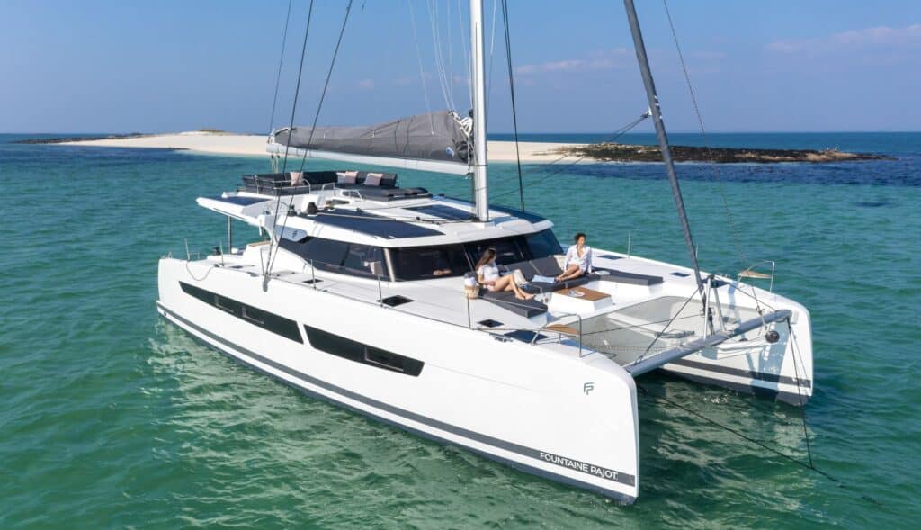 Aura 51 au mouillage Fountaine Pajot