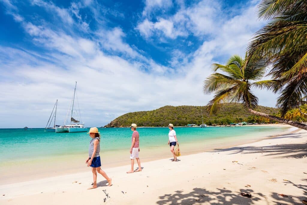 3 personnes sur la plage de l'Ile de Mayreau