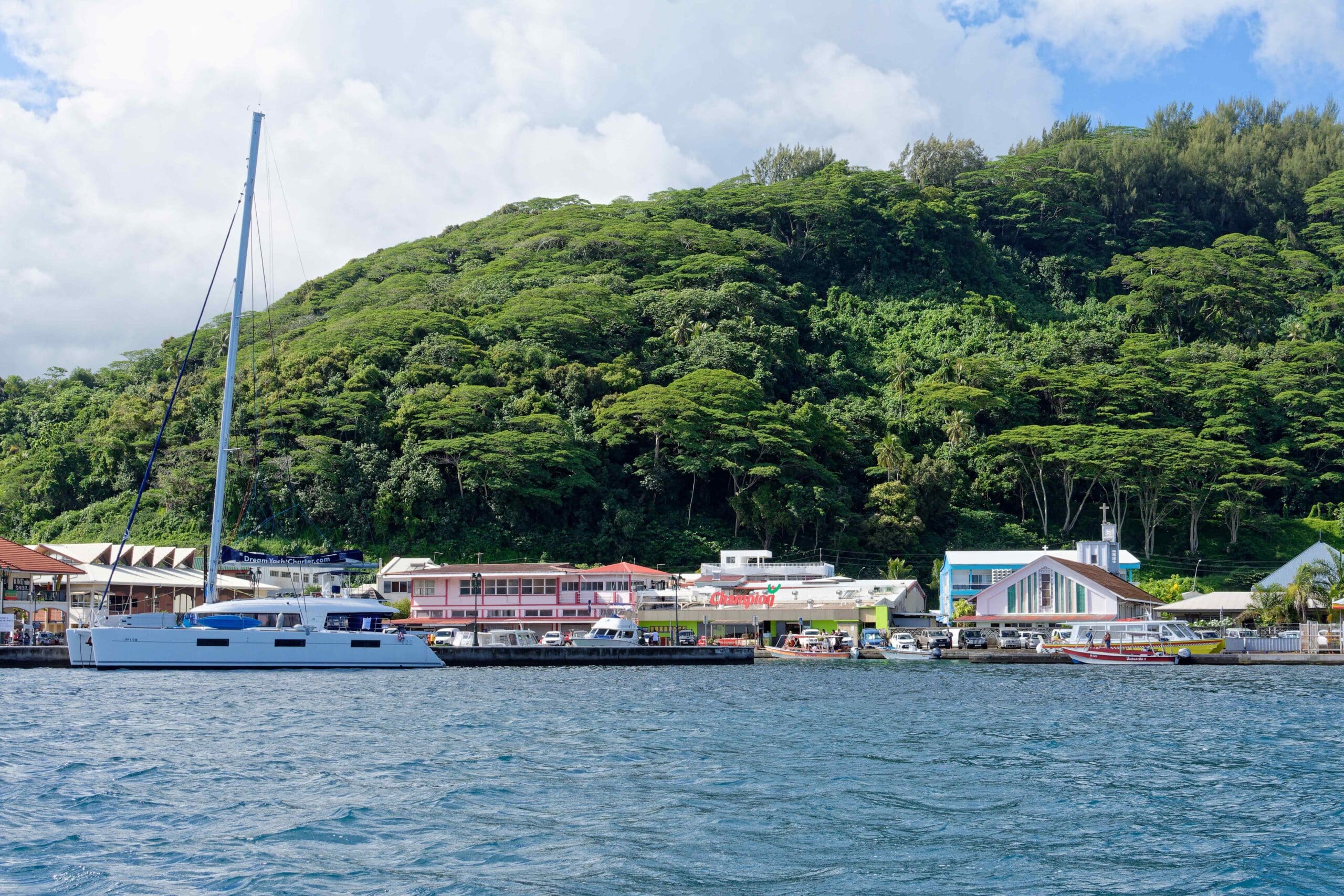 Catamaran Au Port à Raiatea, Polynésie