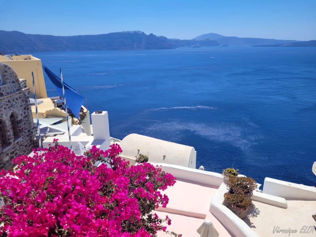 Village blanc, fleurs roses, mer Egée, Grèce, Véronique Eloi