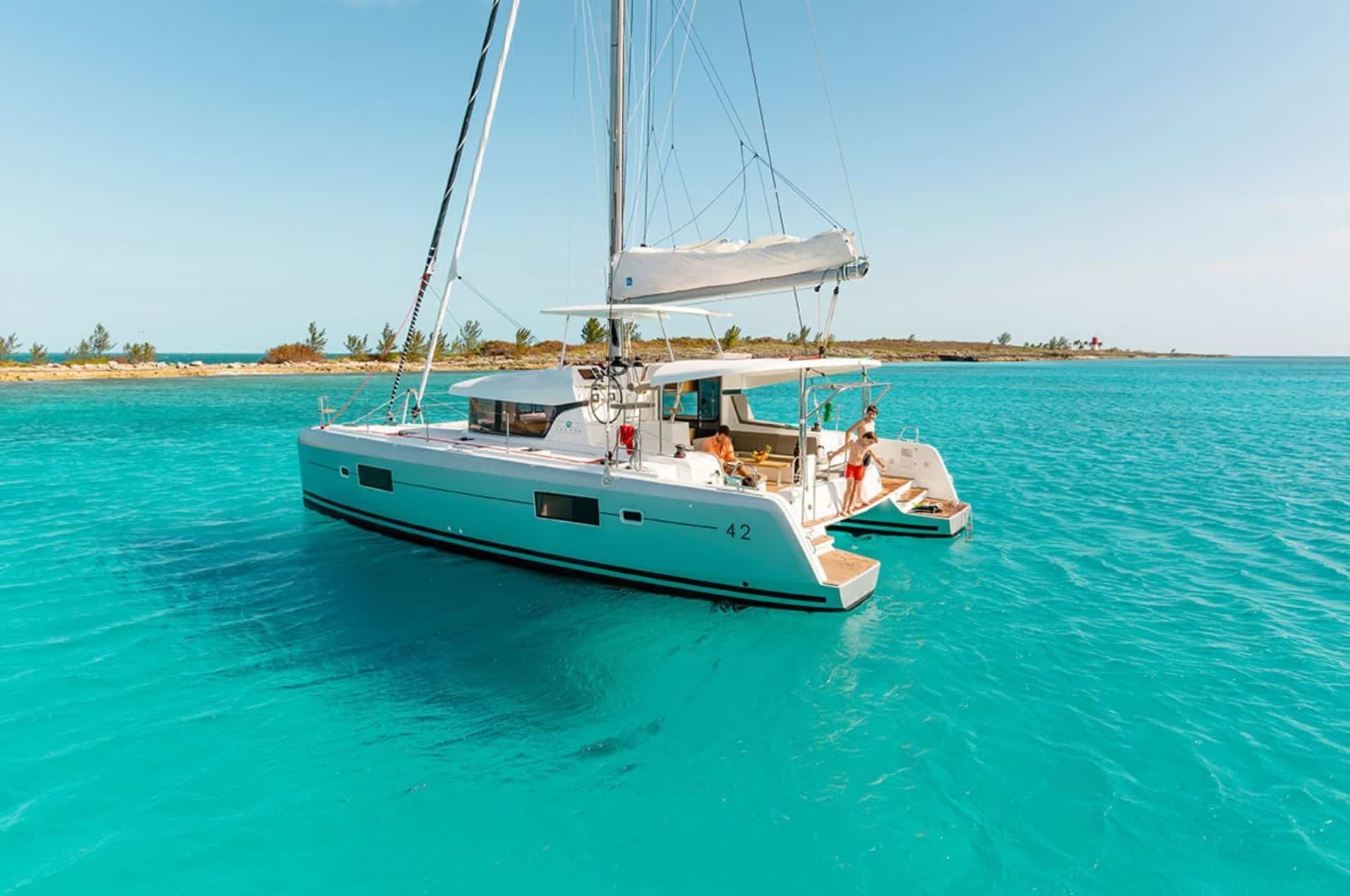 Lagoon 42 au mouillage dans les Antilles