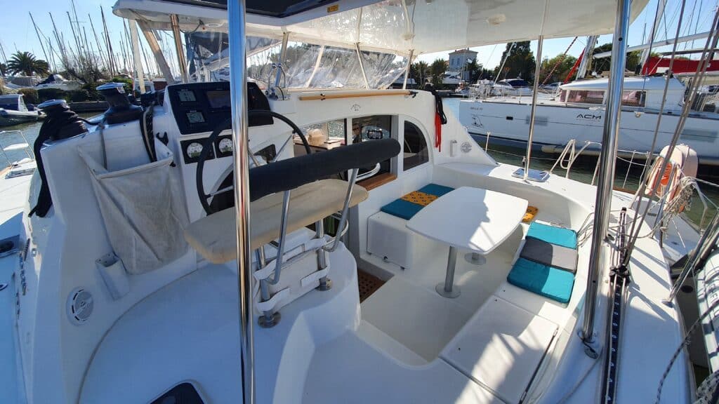 Lagoon 380 Formation ACM Cockpit Méditerranée