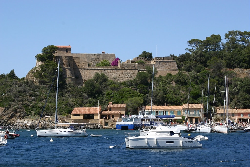 Port Cros Porquerolles au mouillage en catamaran