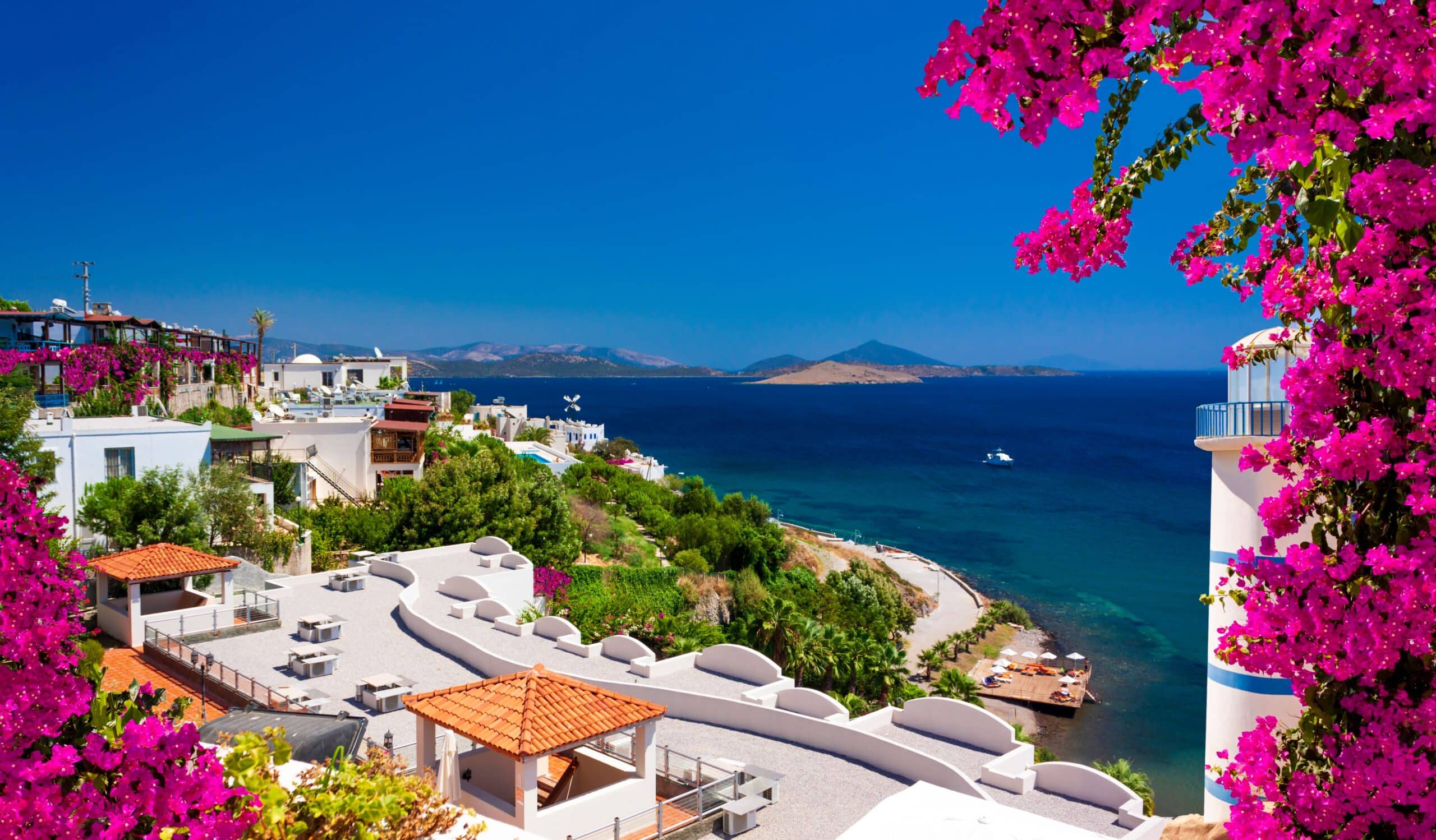 Vue mer et fleurs roses - Ortakent - Bodrum - Turquie -