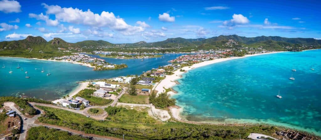 Vue Sur La Marina De Jolly Harbour Et Sa Plage, Antigua, Antilles, Caraïbes