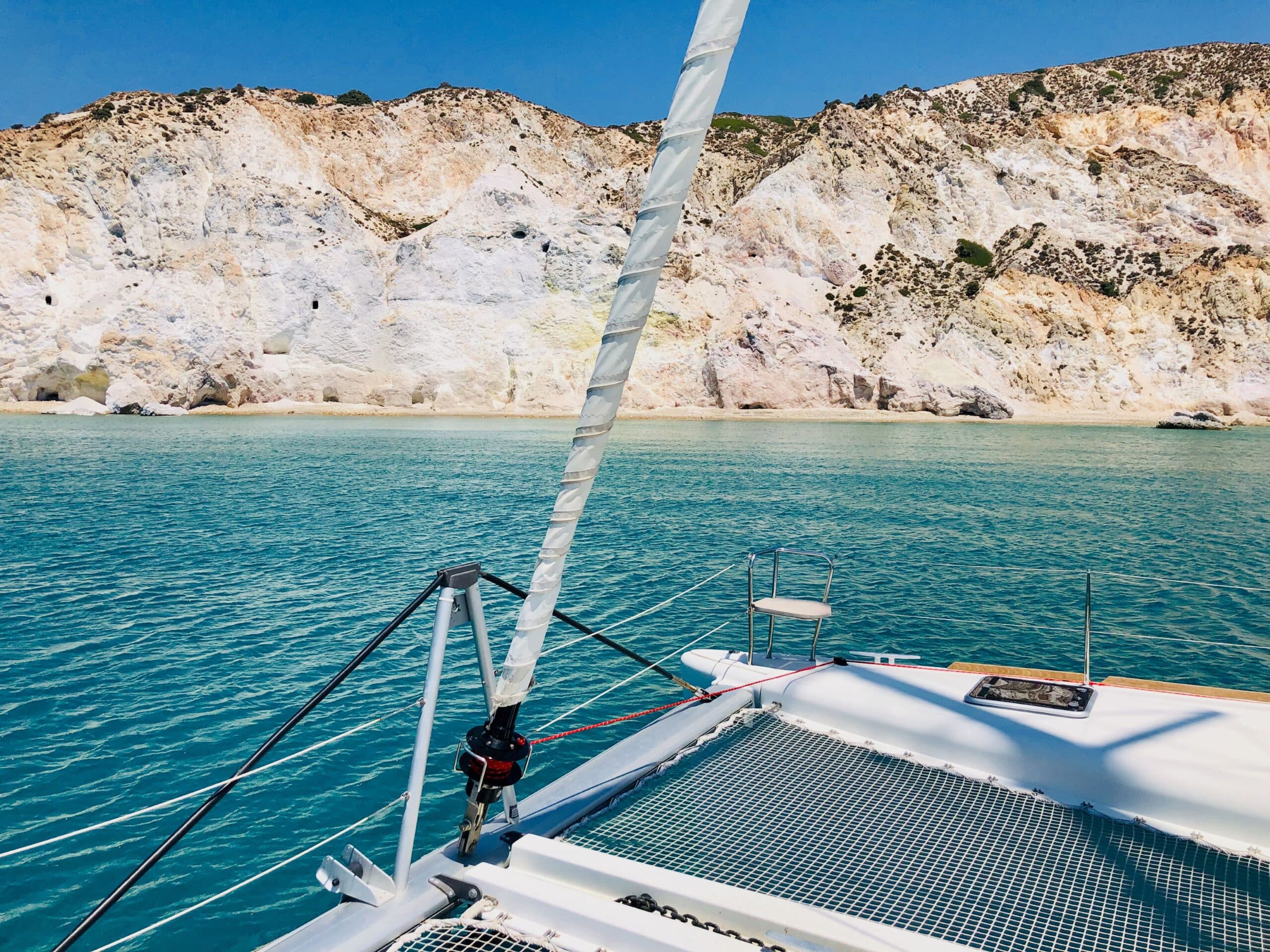 catamaran au mouillage, île de Milos, Grèce - Petros -.jpeg