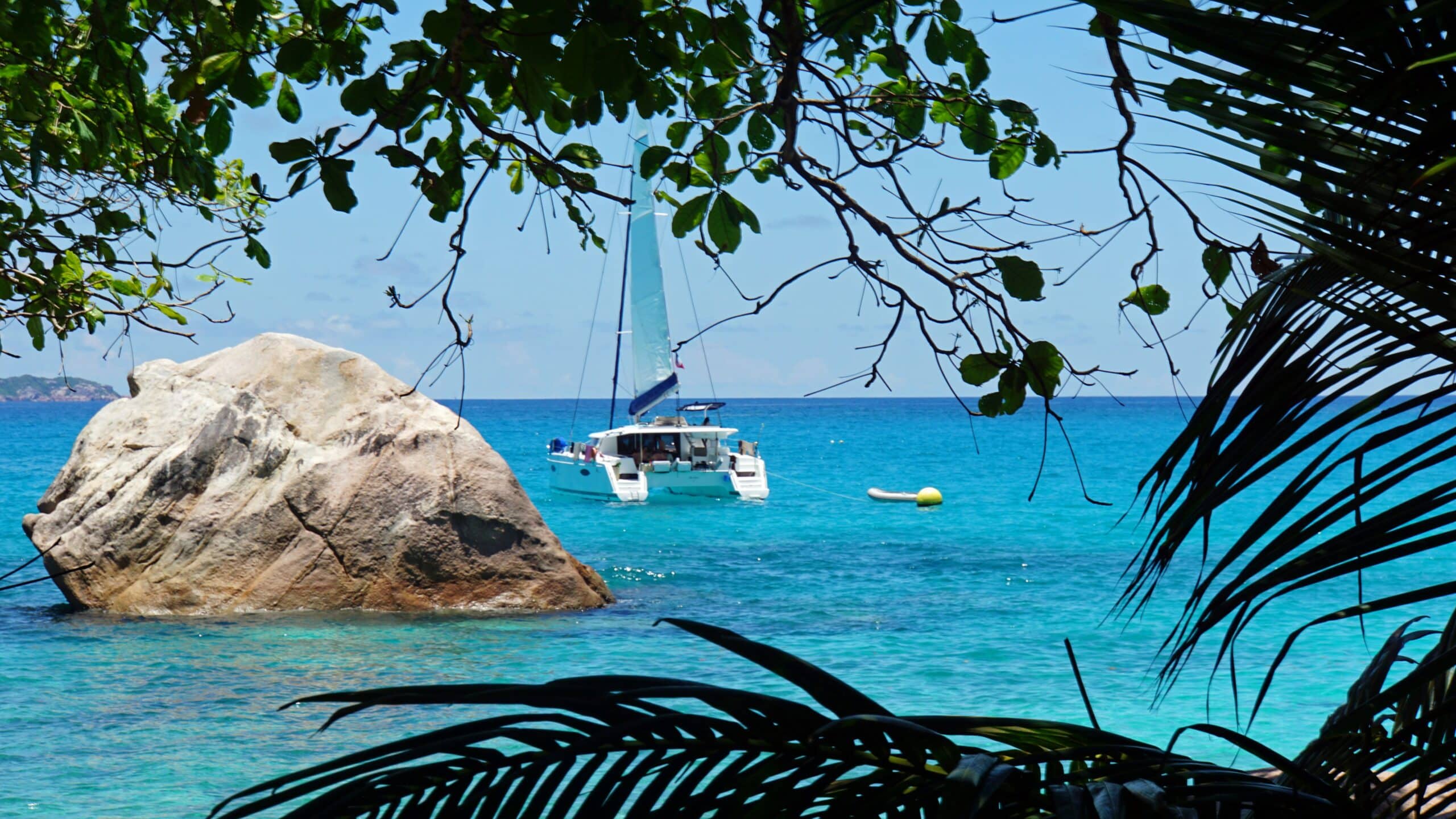 Catamaran Et Rocher De Granit, Seychelles